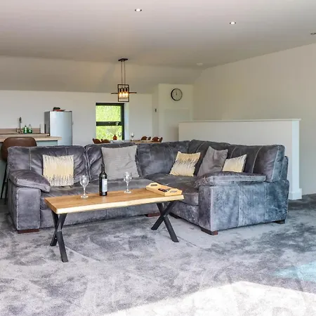 Sycamore - 2 Bedrooms - Sleeps 4 Semesterbostad